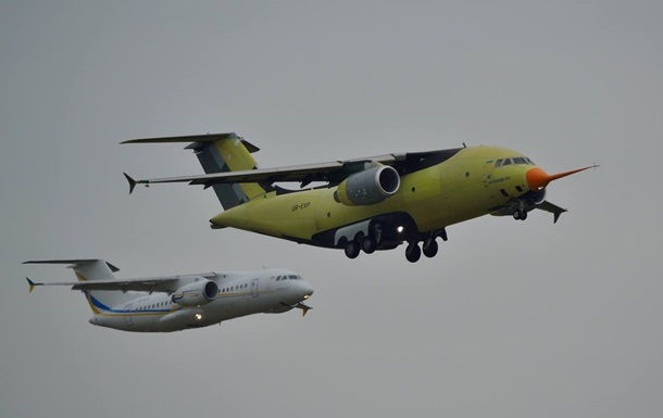 Порошенко показал видео полета Ан-178 на авиавыставке «Фарнборо»