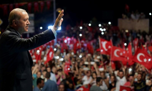 Сторонники Эрдогана вышли на улицы, требуя смертной казни для участников мятежа