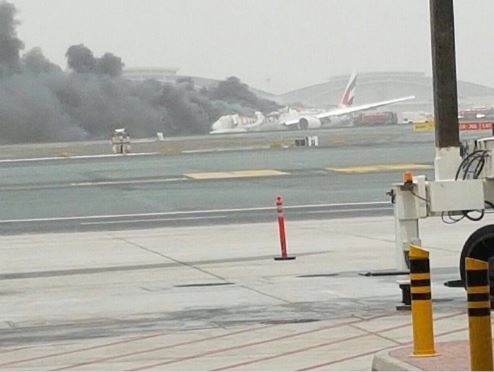 В Дубае загорелся самолет
