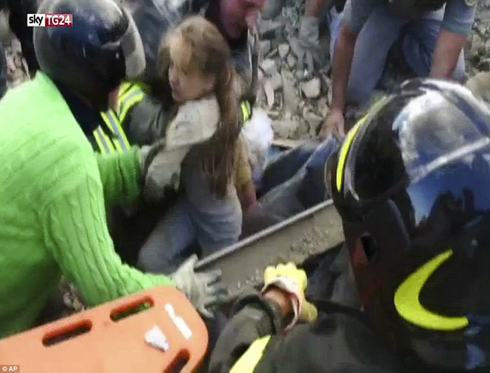 Число жертв землетрясения в Италии достигло 159 человек