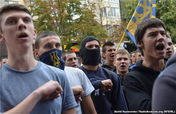 ГК «Азов» провел акцию с файерами возле офиса «Киевгорстроя»