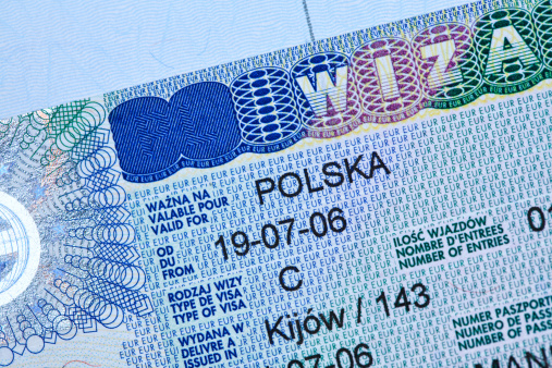 Польша планирует выдать украинцам более 1 млн виз по итогам года