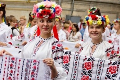 В Полтаве состоялось праздничное шествие в вышиванках