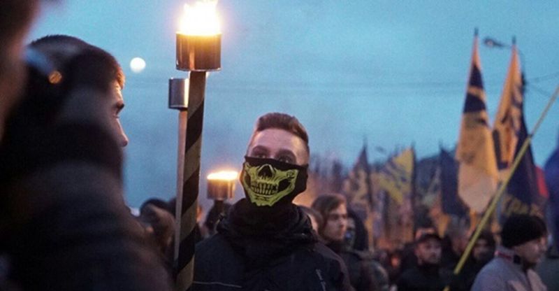 Участники «Азова» зажгли факелы у Киево-Печерской Лавры