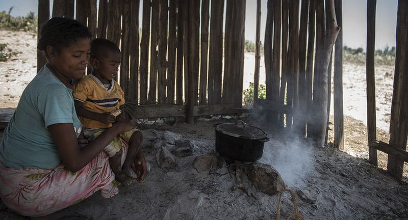 Отшельнику больному страдающему от голода жажды. Остров Мадагаскар бедность. Мадагаскар засуха голод.