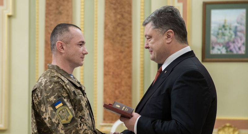 Порошенко присвоил звание Героя Украины двум военным