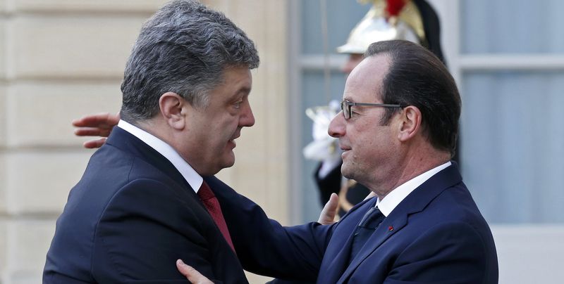 Порошенко обсудил с Олландом ситуацию на Донбассе