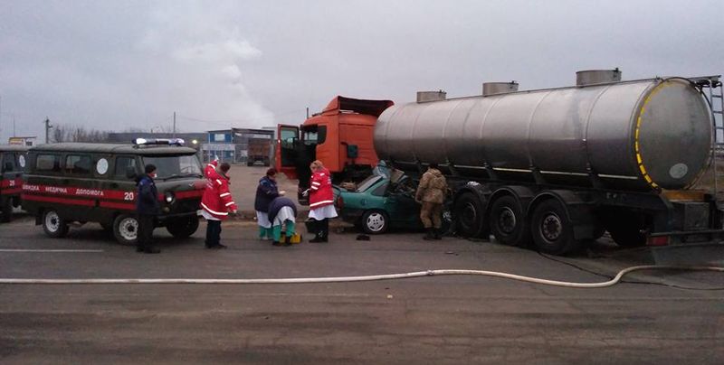 Под Николаевом авто с военными столкнулось с бензовозом, есть жертвы