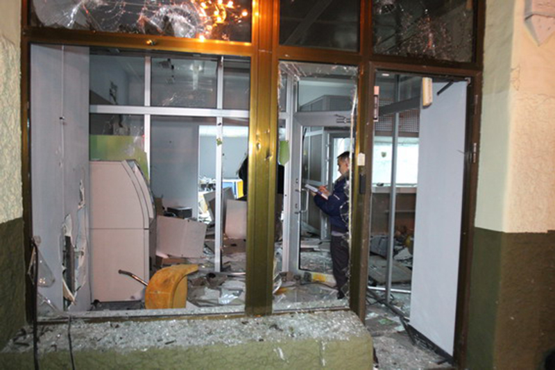 Полиция квалифицировала вчерашние нападения на офис и банк в Киеве