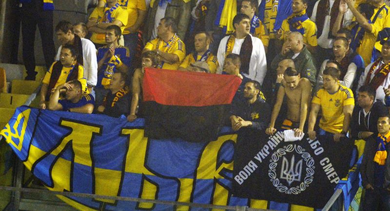 Украину оштрафовали за красно-черный флаг на матче против Косово, – СМИ
