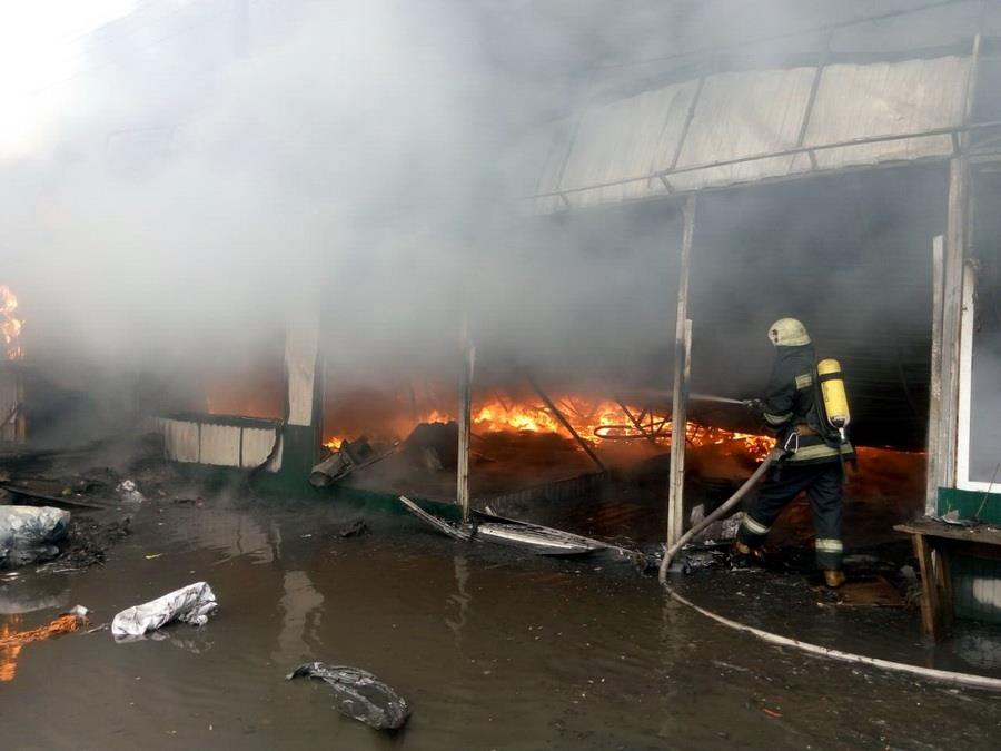 Пожар на киевском рынке: погиб один человек, повреждено оборудование метро