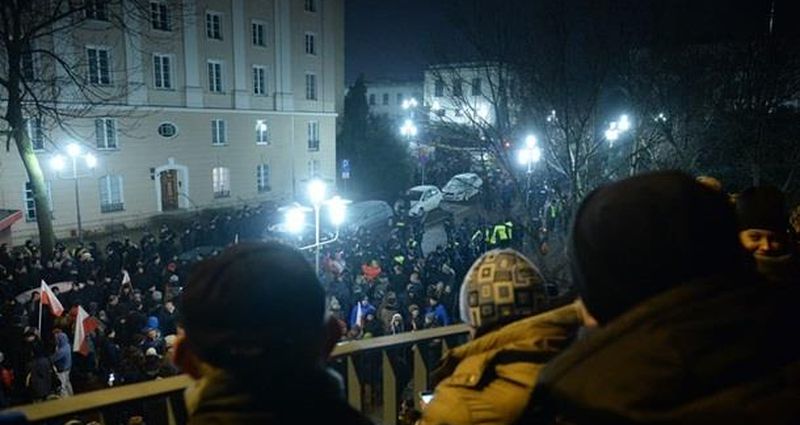 В Варшаве полиция разгоняла митингующих газом (видео)