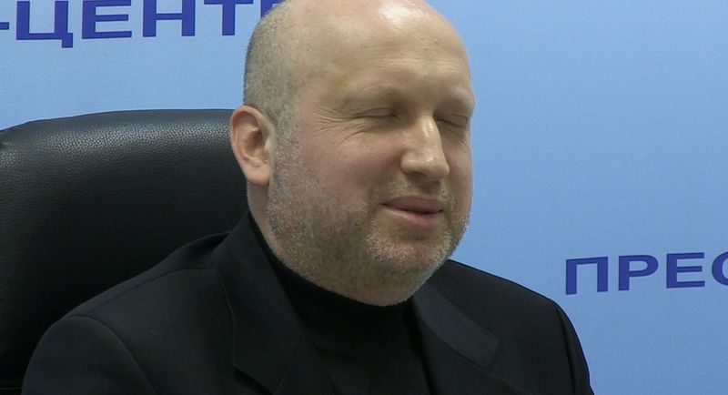 Турчинов посоветовал украинцам долгосрочные депозиты в долларах