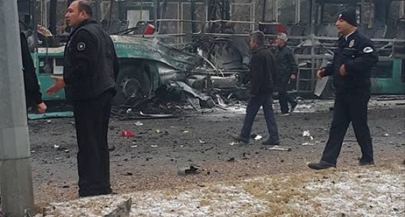 В Турции взорвался автобус с военными, 13 погибших