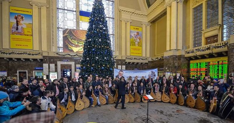 В Киеве бандуристы провели флешмоб с колядками