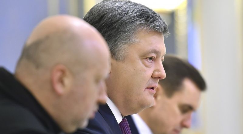 Прервал визит, чтобы лично координировать план действий, – Порошенко