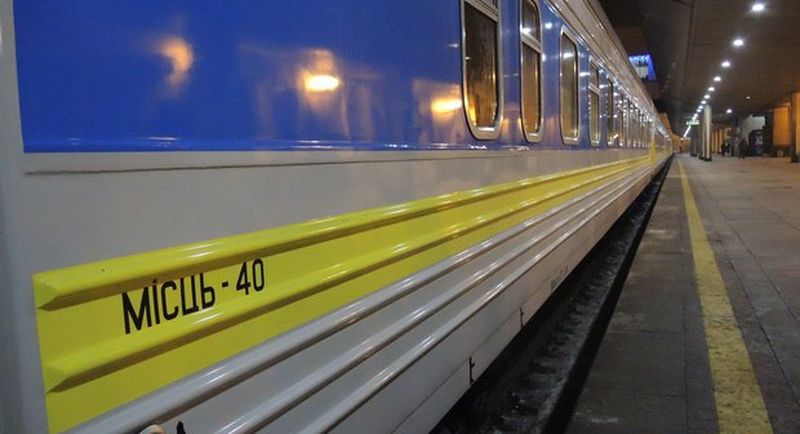 Укрзализныця запустила поезд с вагонами-трансформерами
