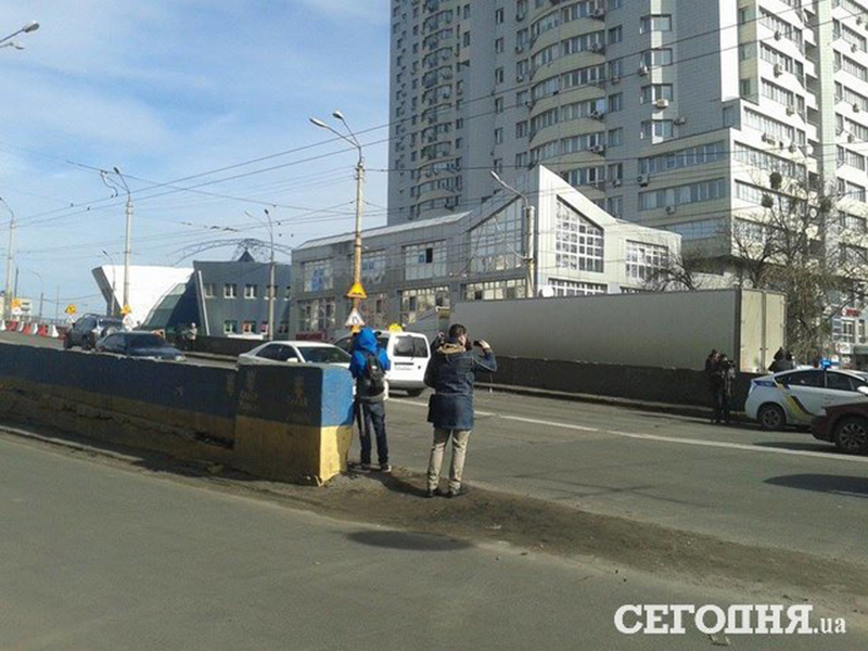 На Шулявском мосту возобновили движение транспорта