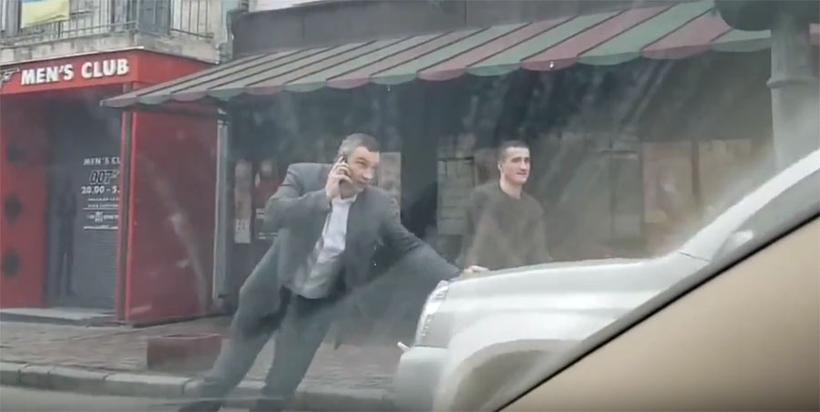 Опубликовано видео с Кличко, толкающим машину
