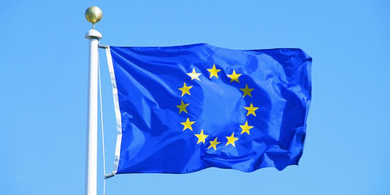 В центре Киева потоптались по флагу ЕС