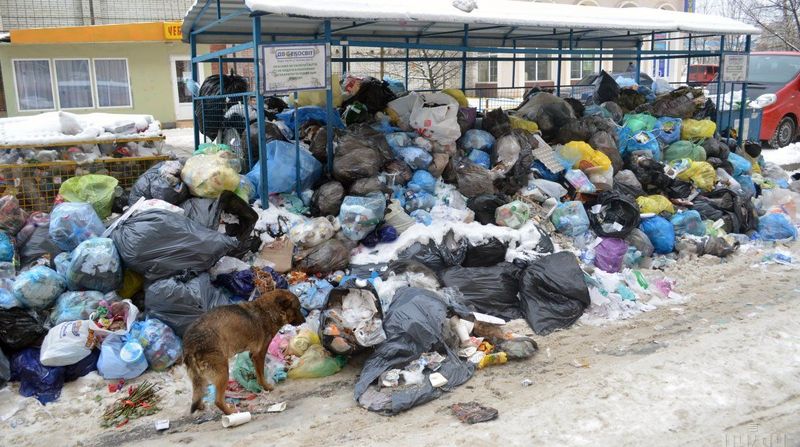 Bloomberg: Тлеющие горы мусора не дают Украине начать восстановление (перевод)