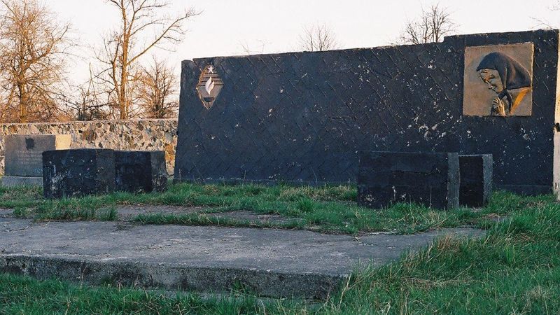 Посольство Украины просит расследовать осквернение памятников жертвам Холокоста