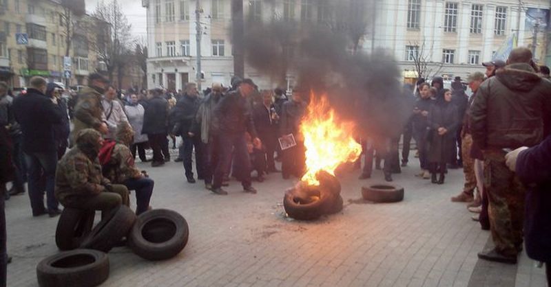 В Виннице зажгли шины под облсоветом