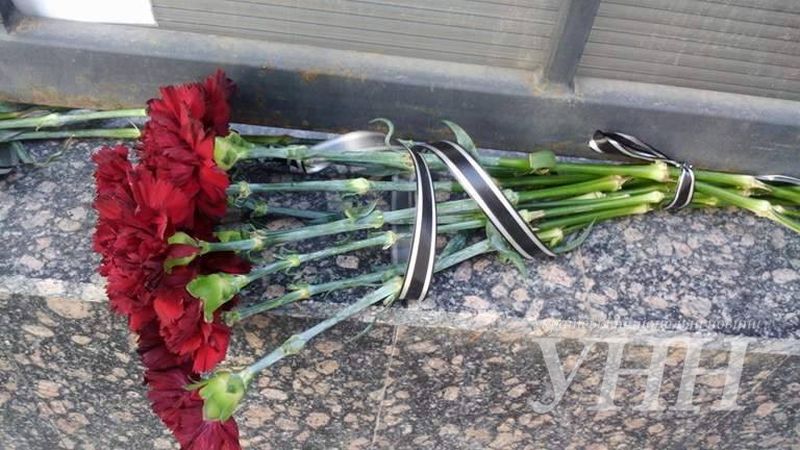 Жители Одессы несут цветы к Генконсульству РФ