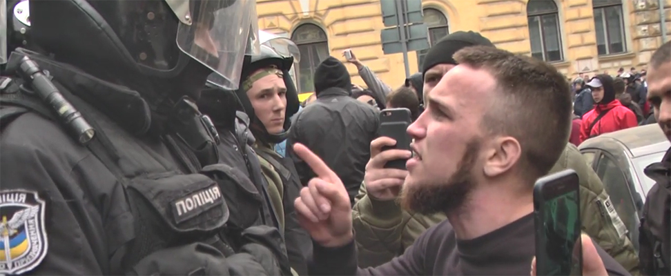 Возле заблокированного «Сбербанка» в Харькове произошла потасовка