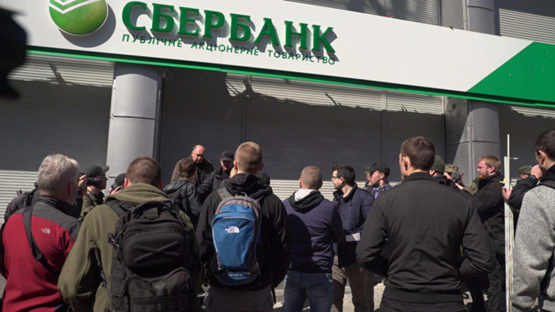 В Киеве заблокировали отделение «Сбербанка», начата установка палаток