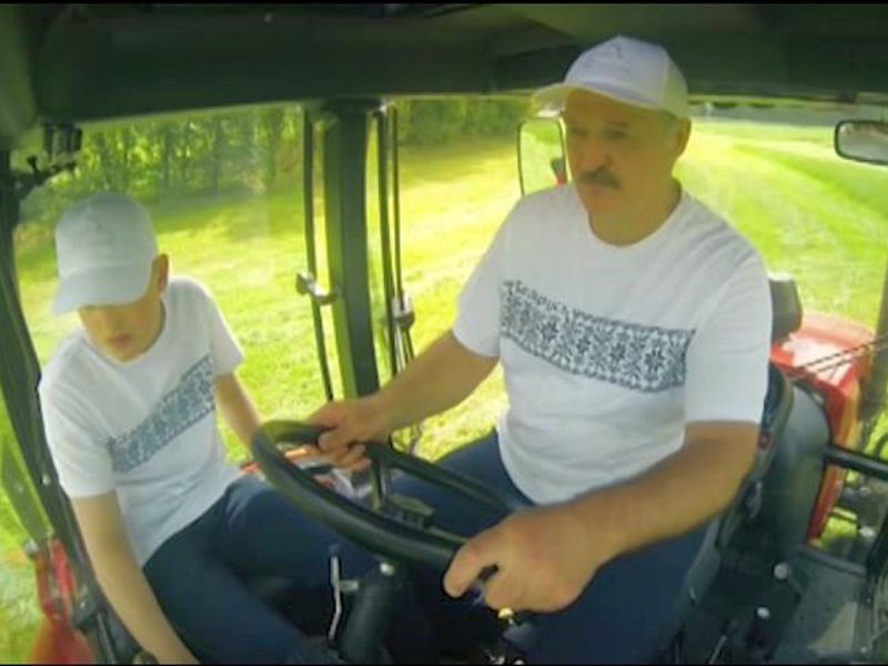 Лукашенко: Белорусы могут приехать в Украину только на тракторе