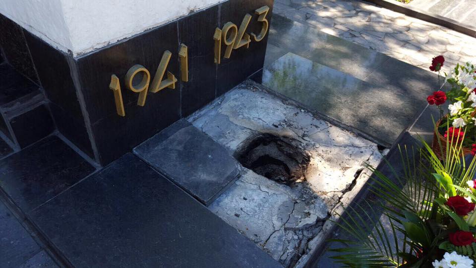 Горсовет: Неизвестные разгромили братскую могилу освободителей Харькова