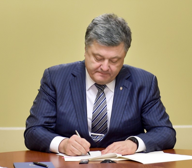 Порошенко подписал закон о работе учреждений здравоохранения