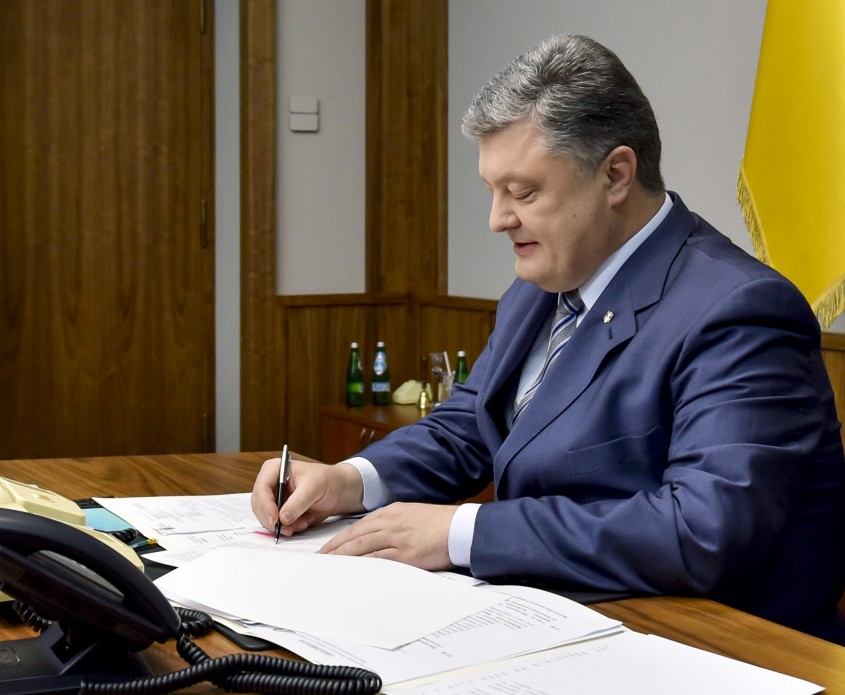 Порошенко подписал закон о ратификации соглашения между Украиной и ЕИБ