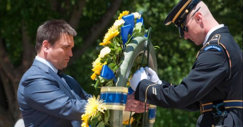 Климкин возложил венок к мемориалу Неизвестного солдата в Вашингтоне