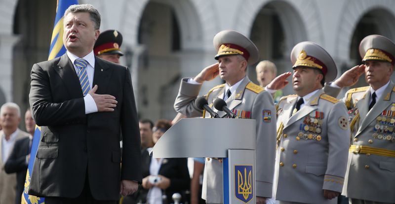 Порошенко поручил организовать военный парад в День независимости