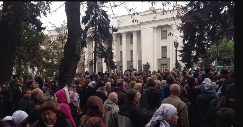 Верующие пришли к Раде из-за «церковных» законов