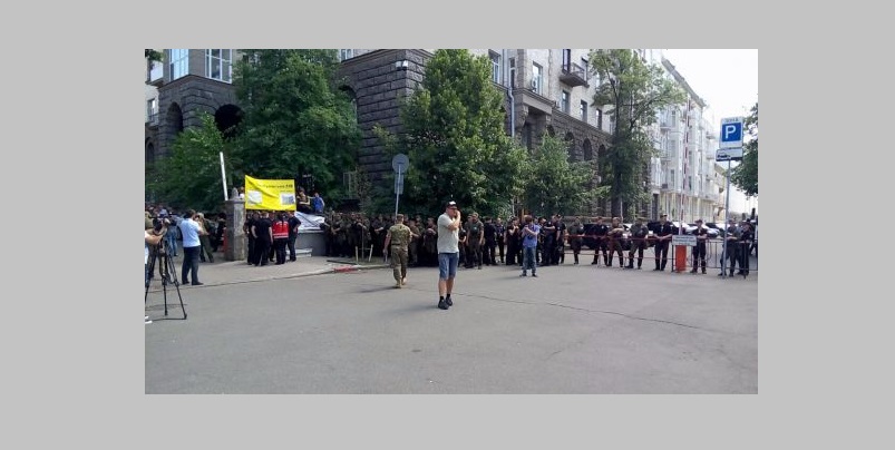 Возле АП произошли стычки сторонников «Айдара» и правоохранителей