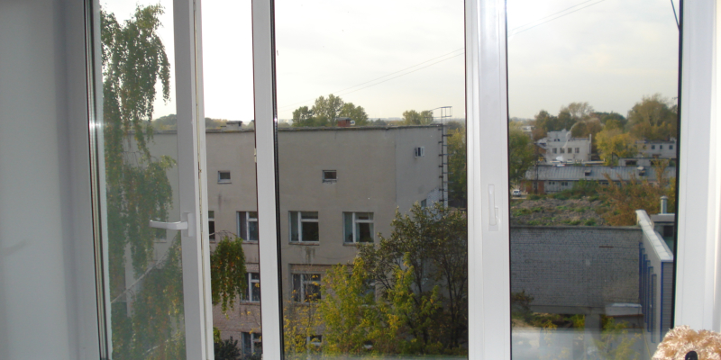 В Киеве военнослужащий выпал из окна на 9 этаже