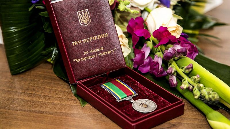 Луценко вручил медаль «За труд и доблесть» Эвелине Нефертари