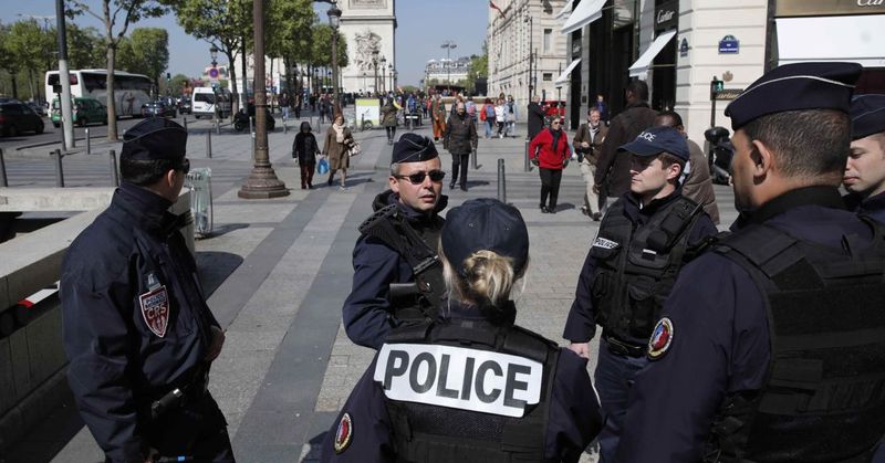 Опубликовано видео нападения на полицейского в Париже