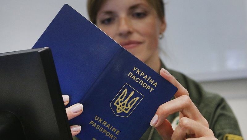 Украинцам Крыма и Донбасса биометрические паспорта выдадут после спецпроверки