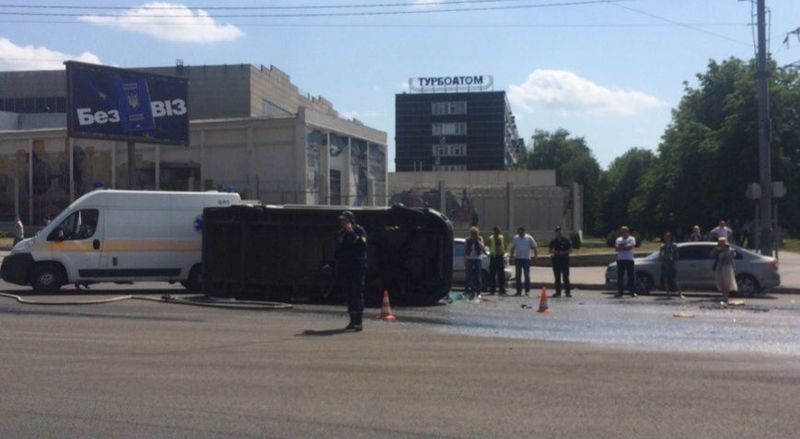 В Харькове перевернулась «скорая», семеро пострадавших