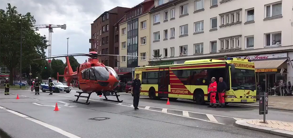 В Гамбурге мужчина с ножом напал на посетителей супермаркета