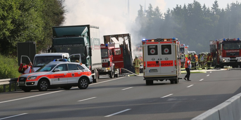 ДТП в Германии: Автобус столкнулся с грузовиком, более 30 пострадавших