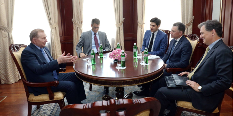 Кучма провел переговоры со спецпредставителем США по Украине
