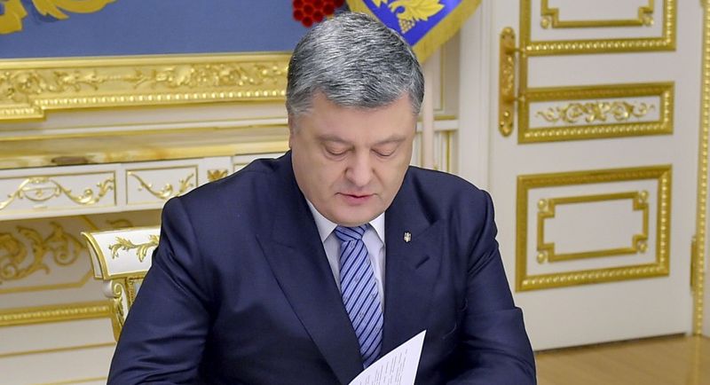 Порошенко назначил 12 стипендий деятелям науки