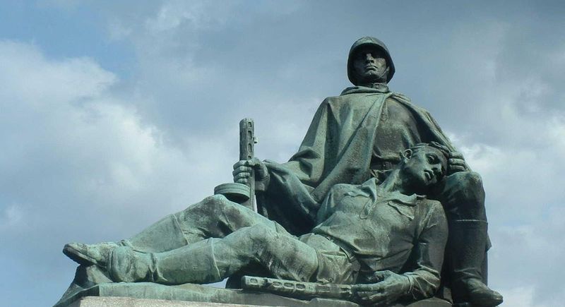 Дуда одобрил снос советских памятников в Польше