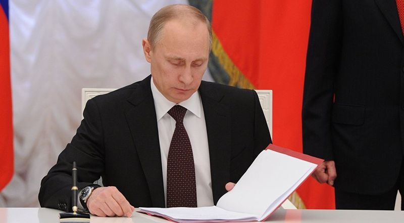 Путин подписал закон о погашении долгов жителей Крыма в украинских банках