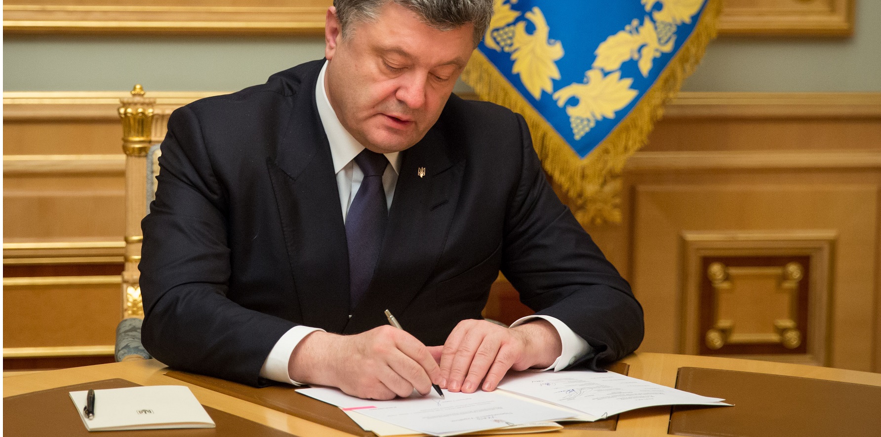 Порошенко подписал указ о стипендиях для детей погибших журналистов